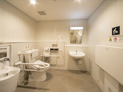 バリアフリーの「車いす対応トイレ」あり